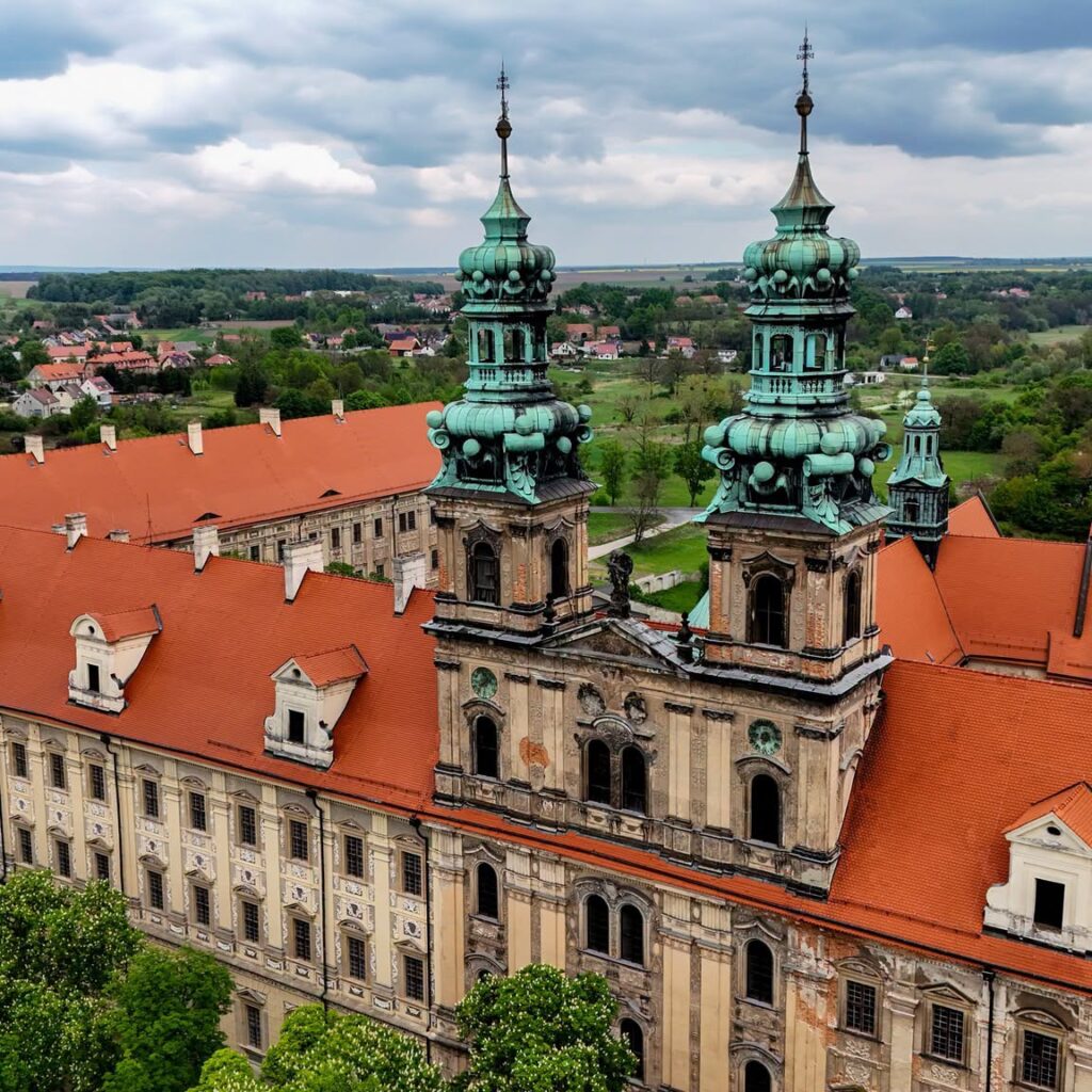 Klasztor, zamek, uroczysko. Spędź aktywnie czas w gminie Wołów
